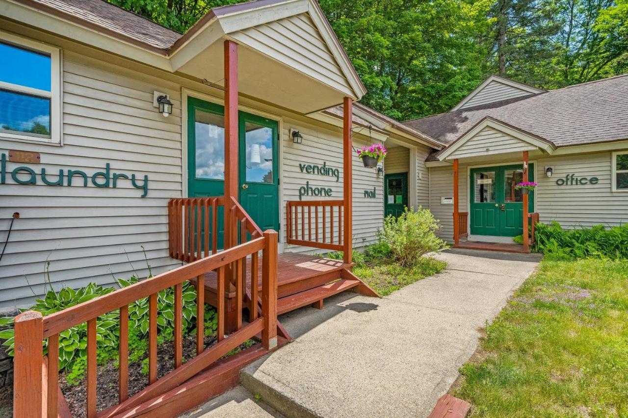 Cozy Condo By Tripp Lake Warrensburg 外观 照片